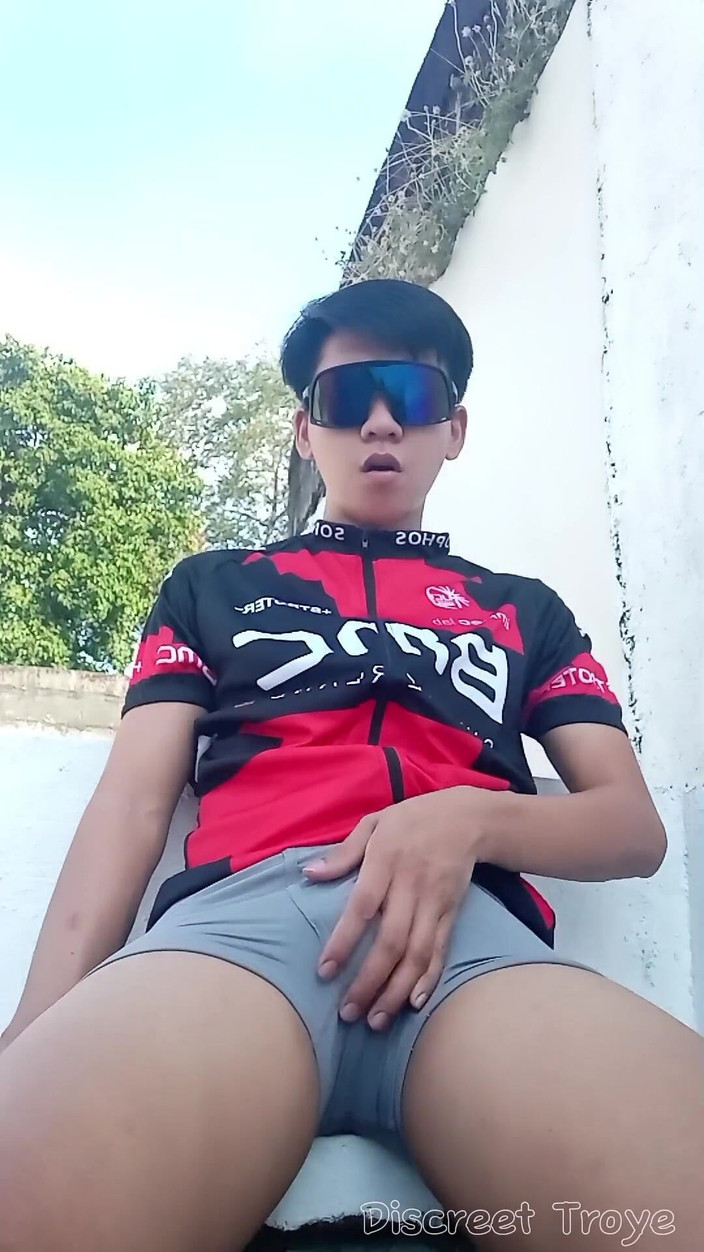 Troye_AsianPinoy: Después de un largo viaje, me detuve aquí para disparar...