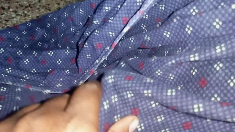 Sweet Indian cock: Indischer junge mit großem schwanz masturbieren im freien