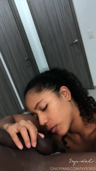 Nysdel: Arkadaşına erkek arkadaşına göndermek için sakso çekerek selfie çekiyor -amatör çift- nysdel