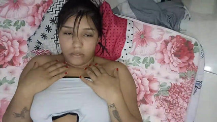 Pikaa6: 18letá brunetka s velkými povislými prsy z New Yorku ve...