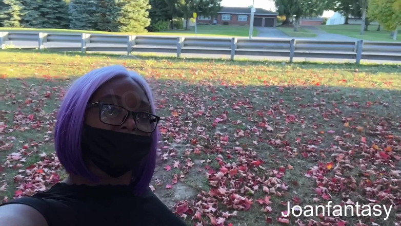 Joanfantasy: Spelen met mijn glazen dildo achter de parkeerplaats van het...