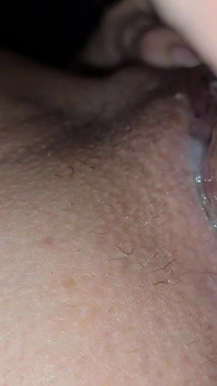 Commencez à finir le creampie le plus messin dans la chatte d’une MILF de près