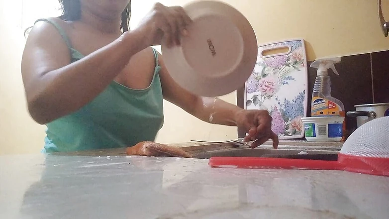 PATY PATY: Lavar los platos me pone cachonda, el vecino me mira...