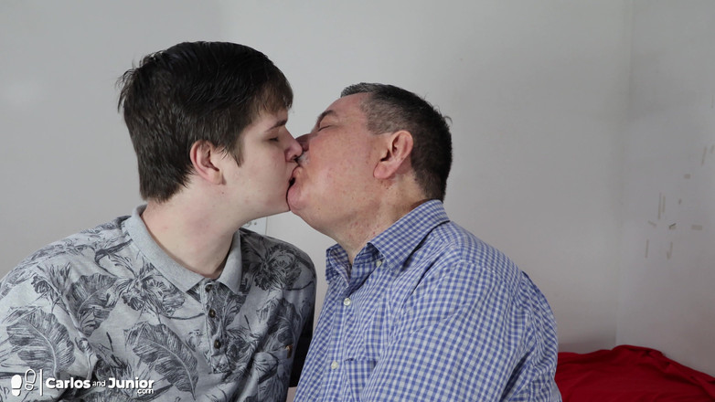 Carlos And Junior: Papà e il suo ragazzo si baciano