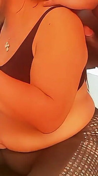 Reife MILF lutscht zwei schwänze, will zwei schwänze in ihrem mund fühlen