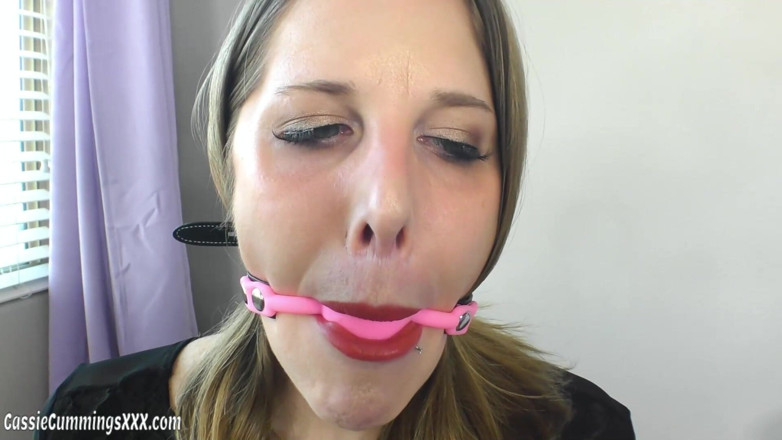 Cassie Cummings: Cassie的捆绑SM堵嘴尝试并说话