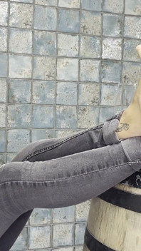 Valeria si cewek bertopeng lagi asik jilat pantat bahenolnya di tong kayu