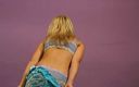 Flash Model Amateurs: Une adolescente blonde montre ses parties intimes