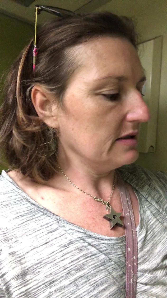 Pissing Paradise: スティンキー・オッシットが旅先でホットでセクシーなミルフを驚かせる