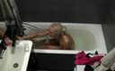 Milfs and Teens: Adolescente con rastas captada por la cámara en el baño