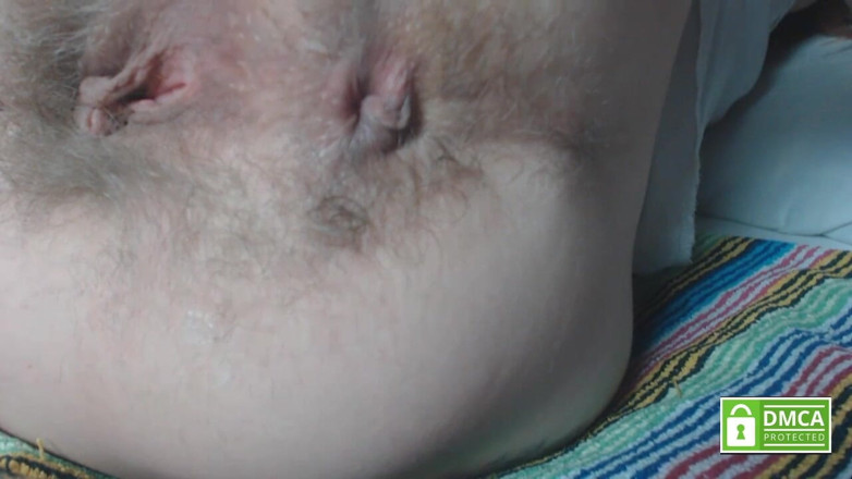 Risky Hairy Couple: Scoreggia e ditalino nel culo