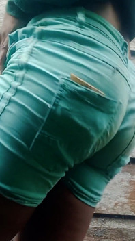 Cewek sange ini pengen banget dientot habis-habisan sambil kencing di luar ruangan