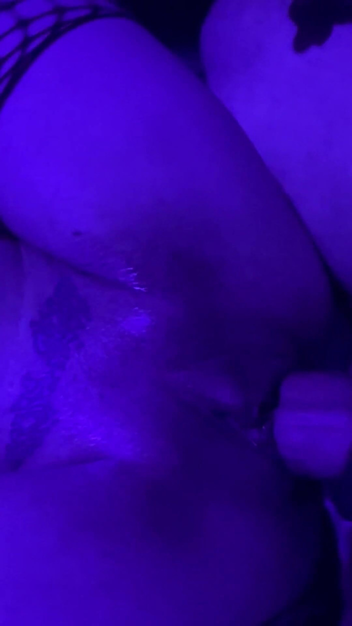 Zoey Portland: Zoey Portland reçoit une grosse bite à l’arrière du club