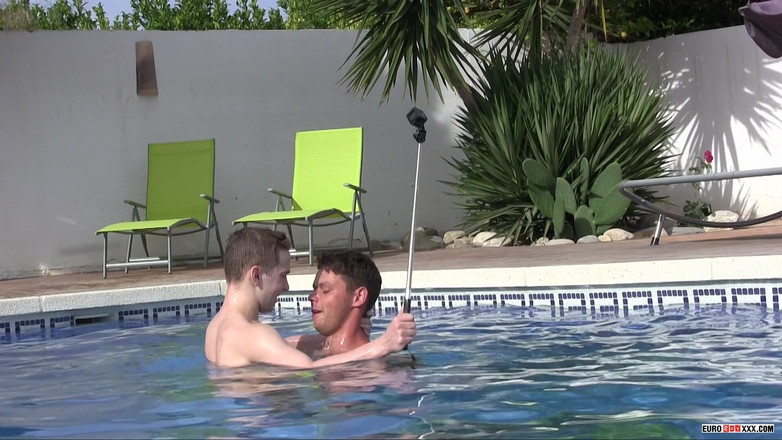 Euro boy xxx: Mặt trời yêu chàng trai phun nước