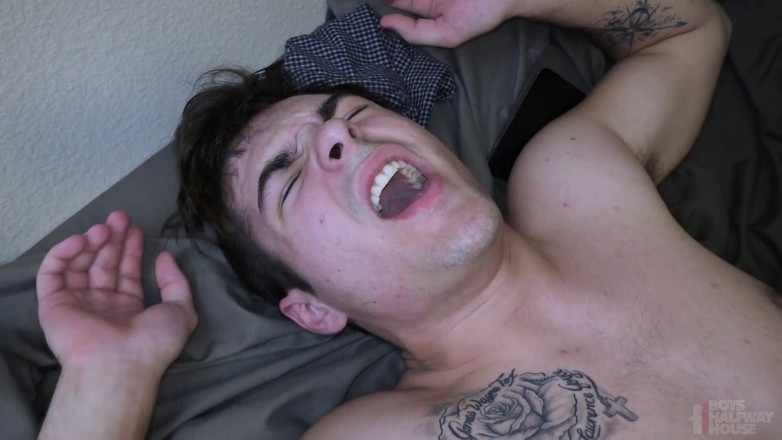 Boys half-way house: Tiener pestkop krijgt wat ze verschuldigd is