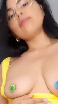 La ragazza latina mostra il suo corpo da sola
