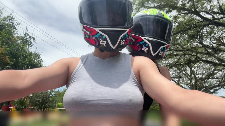 Sweetfantasy131: मैंने बिना ब्रा के दीदी ग्राहक को उठाया और उसने मेरे बड़े स्तनों पर ध्यान दिया