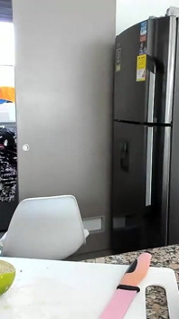 Alicia menyiapkan sarapan saat dia melepas pakaian di dapur untukmu