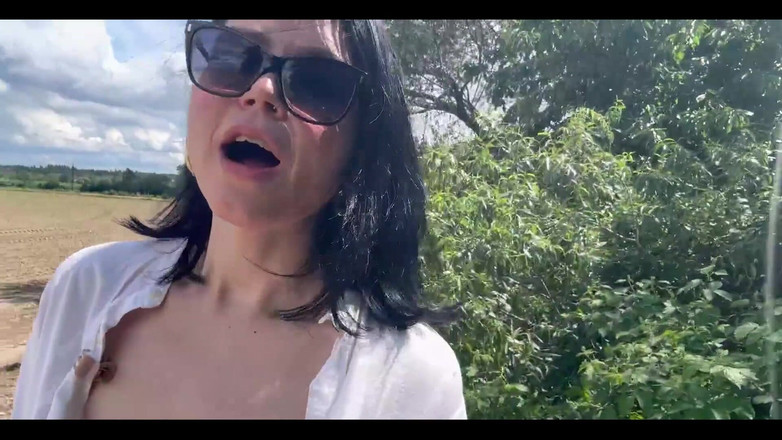 Shione Cooper: I Go Little Far From My Car com cigarro fumante...