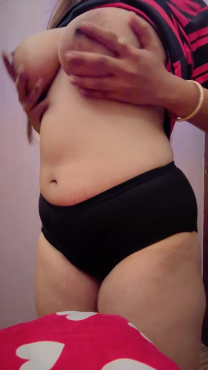 Daisysaha13: Mută sexy care vrea să-mi apuce țâțele