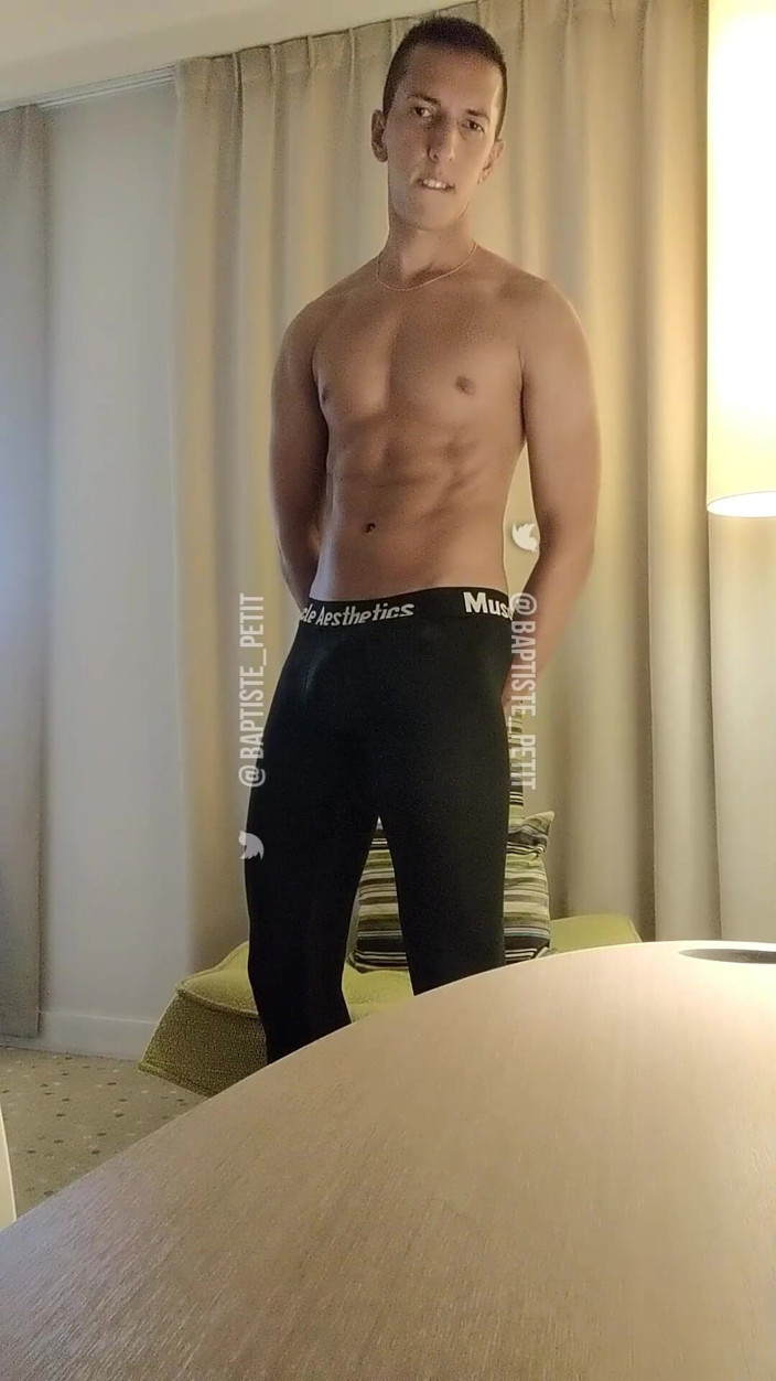 baptiste_petit: Di kamar hotelku, dengan legging