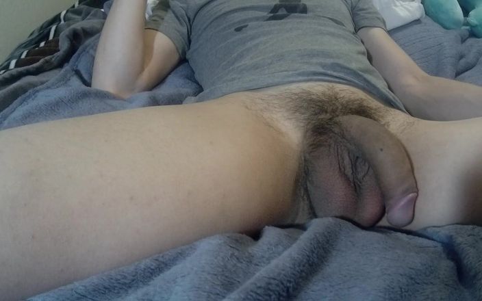 Z twink: Tânăr tip sexy care se masturbează în pat cu vedere la...