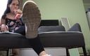 Anna Sky: Anna muestra las suelas de sus zapatillas y chupa un...