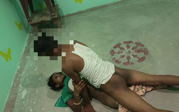 Annu Bhabhi: Une jolie Indienne se fait baiser par son demi-frère