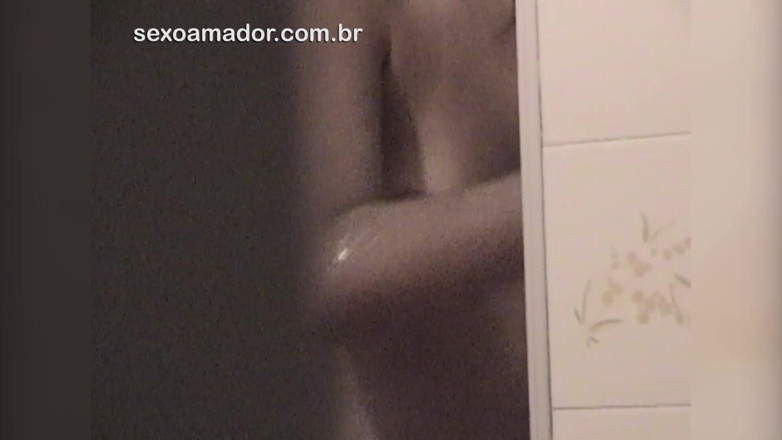 Amateurs videos: Amatérské video mladé brunetky ve sprše s otevřenými dveřmi