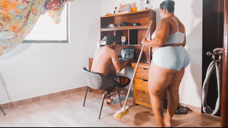Lexly_16: ラテン系労働者がしゃぶるオフィスでのセックスLexly_16とマジシャン