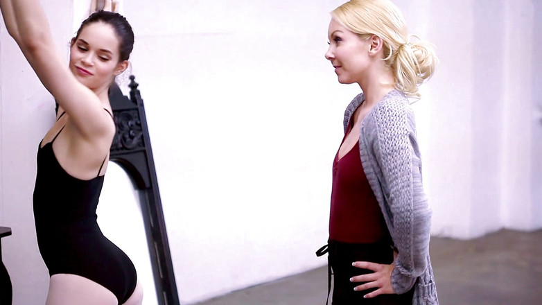 Lesbian Illusion: Menari dan menjilati kakiku