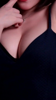Super bella asiatica si spoglia nel bar