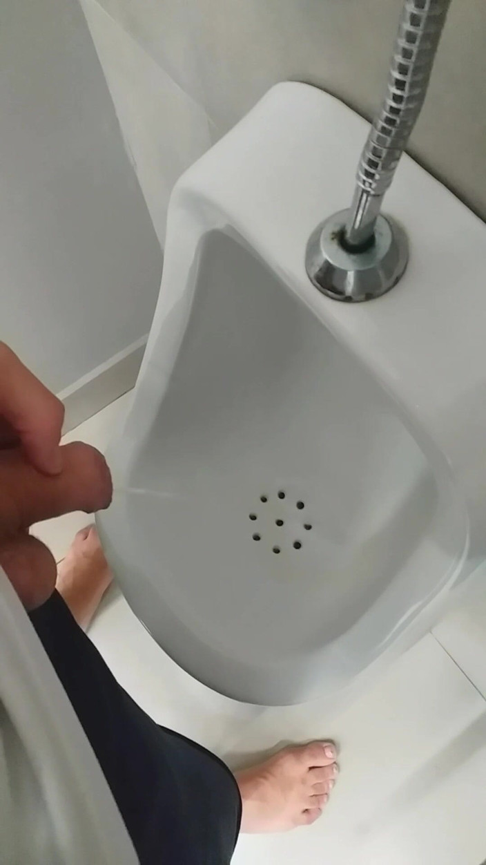 Marcosninfo: ジムのトイレで見せびらかしているところで、男たちに見つかりそうになりました。