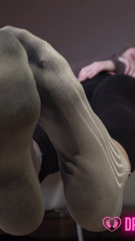 Kaus kaki yang dipakai Laura's Week - (gadis impian dengan kaus kaki)