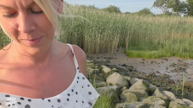 Miley Weasel: Une blonde sexy se fait enculer sur la plage !