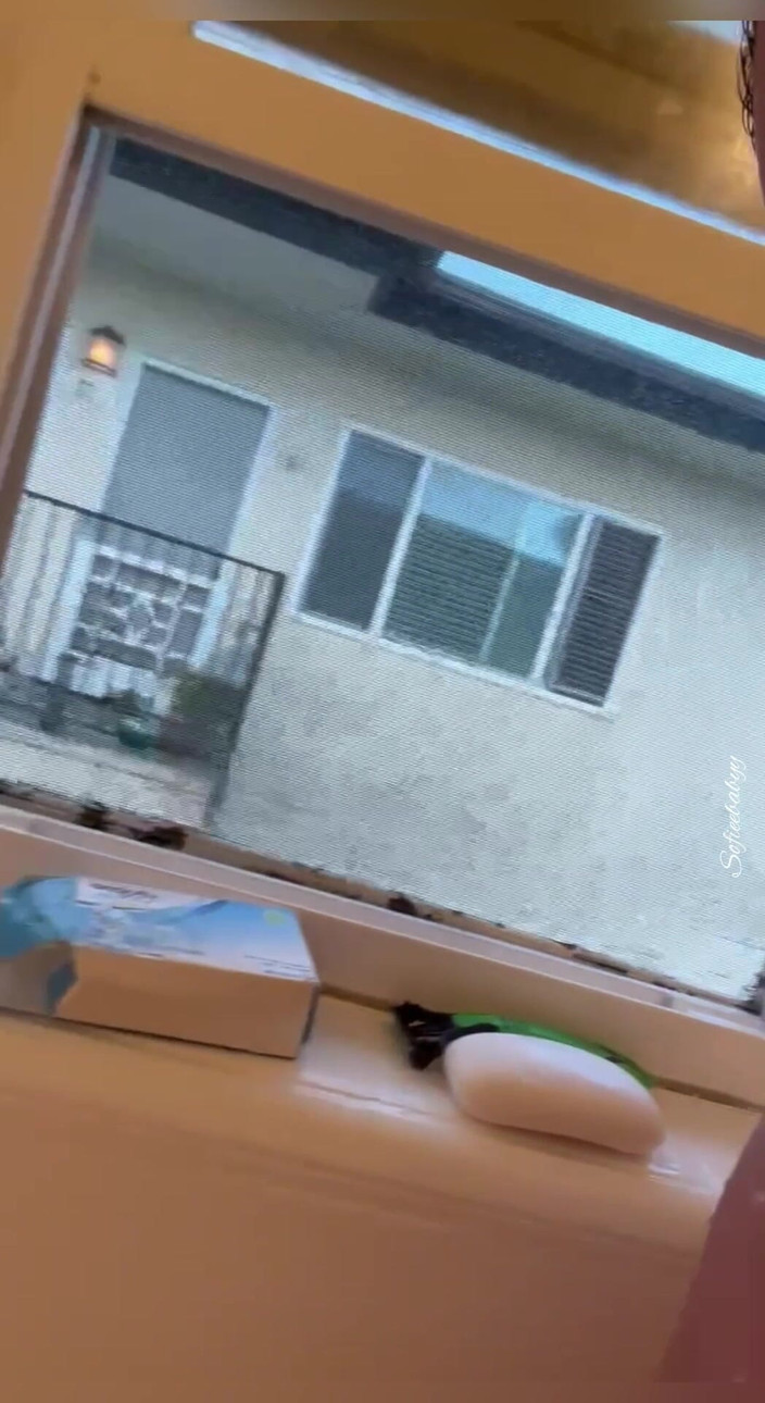 SofieeSoles: 在窗户打开时洗澡