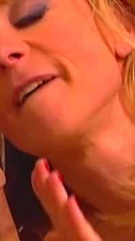 Une blonde s’enfile profondément son énorme bite et se fait rejoindre par son amie dans un trio.
