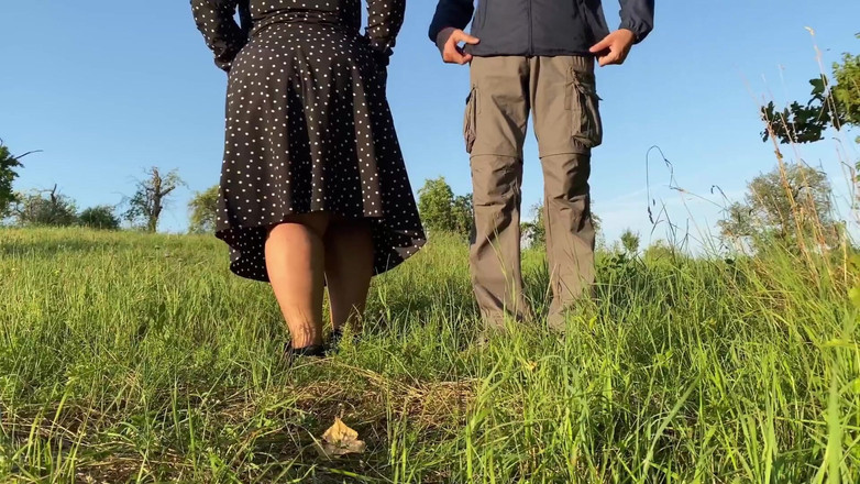 OurFetishLife: La figa della mia matrigna fa la pipì all'aperto questo...