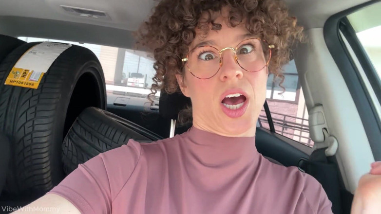 VibeWithMommy: Rainha de cabelos encaracolados pega garoto de café