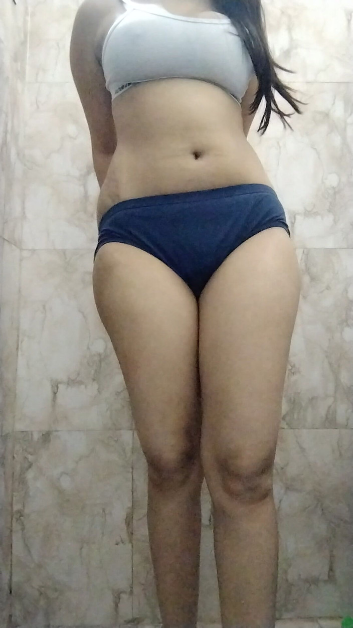 Riyathakur: Teen Ấn Độ khoe cơ thể và âm hộ