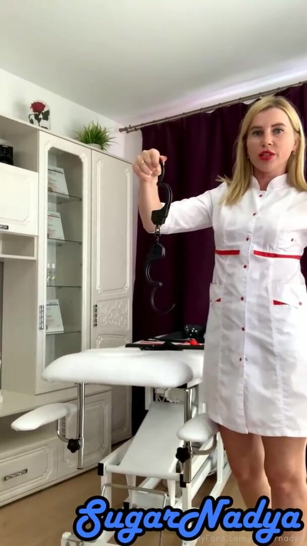 SugarNadya: Sugar Nadya ha legato il suo cliente, ha sbucciato e...