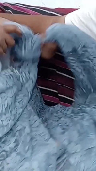 Desi Chithi odsłonięto cycki w pasierba, a następnie głębokie usta jebanie i twarde cipki jebanie