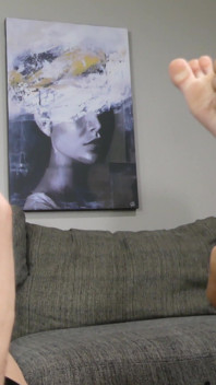Geiles Blondes Küken Bekommt Ihre Füße Von Zwei Typen Gekitzelt