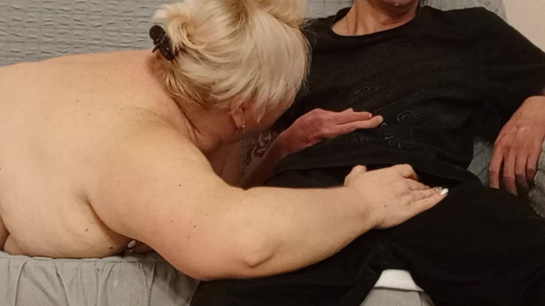 Zona901: Mama vitregă îmi fute pula cu gura ei