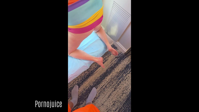 PornoJuice: Duhová blondýnka stříká u okna v hlavní roli s Ivy...