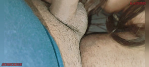 Kapsims: 继兄岳母和继妹用耳机干了她，在印地语音频中做爱