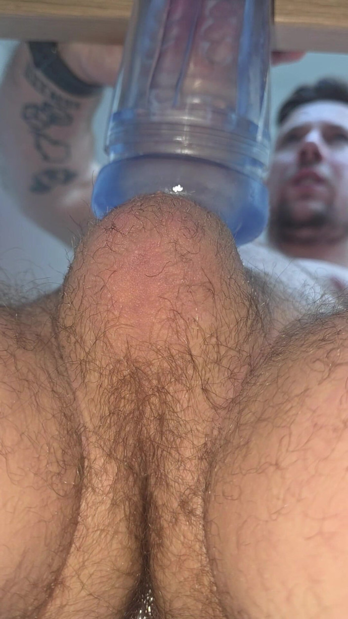 gaynaughtywelsh: Eu preciso de alguém para cheirar minha bunda musky e...