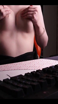 Snažím se nedělat žádný hluk, zatímco se přivádím k orgasmu