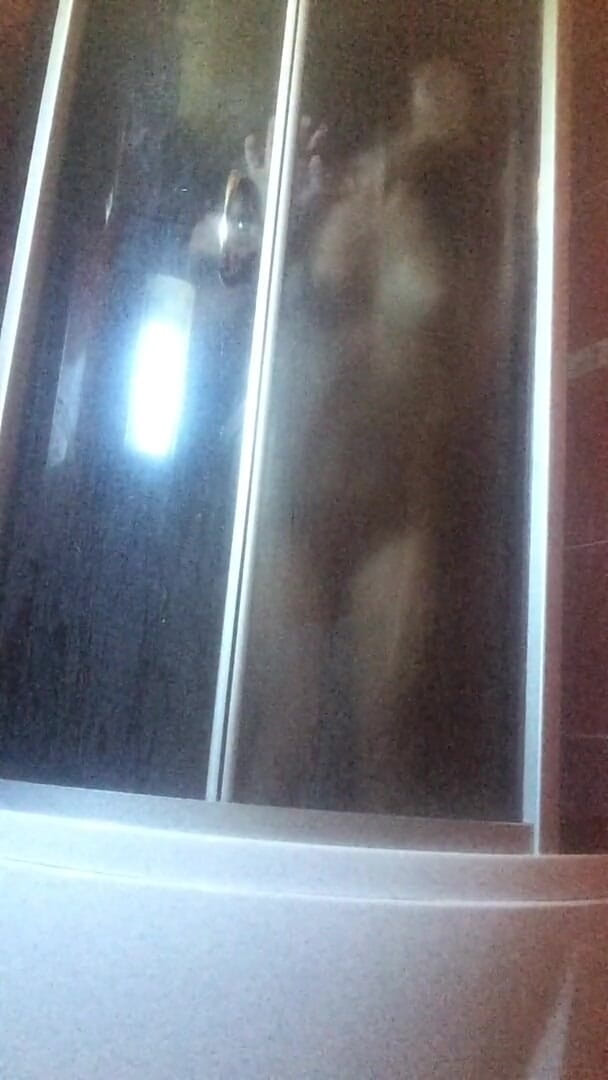 CalientePWNZ: Baise torride sous la douche