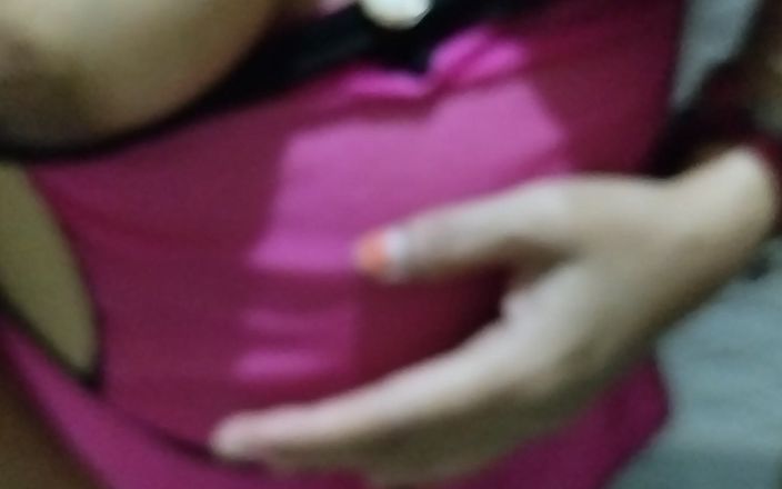 Anar Kali: Wanita hot ini lagi asik fingering memek dan toket aduhainya...